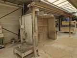 une machine qui se trouve à l'intérieur d'un bâtiment