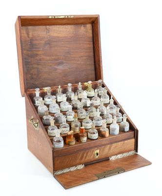 une boîte en bois remplie de petites bouteilles d'alcool