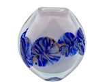 un vase en verre contenant des fleurs bleues et blanches
