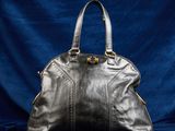 un sac à main en cuir noir sur fond bleu