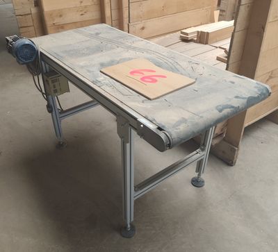une table sur laquelle est posé un panneau, dans une pièce