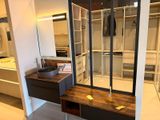 une salle de bain avec un lavabo et un miroir