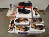 plusieurs paires de chaussures posées sur une table
