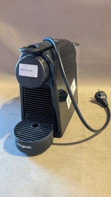 une petite machine à café noir posée sur une table