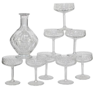 beaucoup de verres à vin et une carafe sur la table