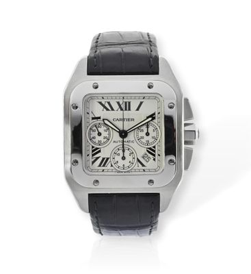 un gros plan d'une montre sur une surface blanche avec un fond blanc