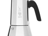 une cafetière argentée avec une poignée noire sur fond blanc