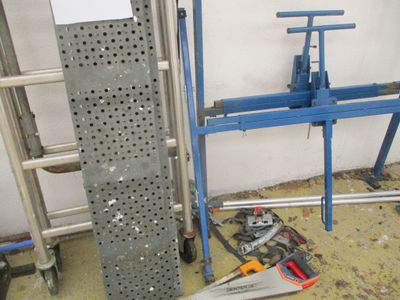 un porte-outils métallique posé à côté d'une échelle