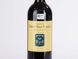 la bouteille de vin est posée sur une surface blanche