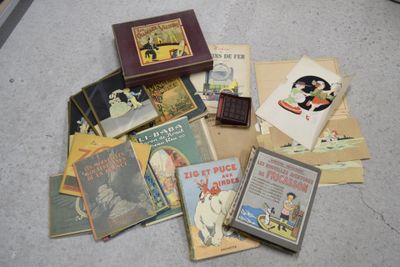 une pile de livres posée par terre à côté d'une bibliothèque