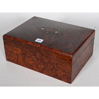 une vieille boîte en bois avec une étiquette, posée sur une surface blanche