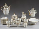 de nombreux types de plats et de tasses en porcelaine sur la table