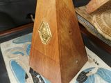 un objet en bois en forme de pyramide posé sur une table
