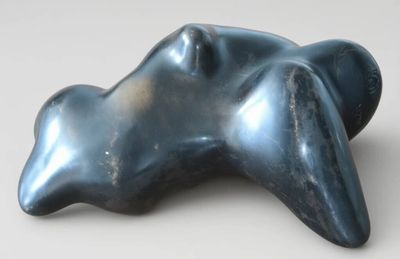 une image représentant une sculpture représentant la tête d'une femme posée sur une table