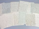 une pile de vieux papiers est empilée les uns sur les autres