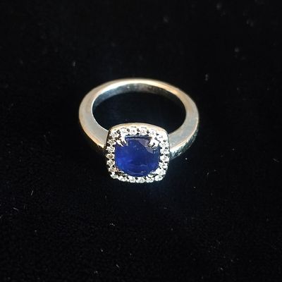 gros plan d'une bague en diamant sur une surface noire
