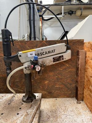 une machine posée sur un morceau de bois
