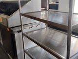 Dans un magasin, les rayonnages en acier inoxydable sont empilés les uns sur les autres