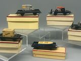 cinq modèles réduits de trains exposés dans une vitrine