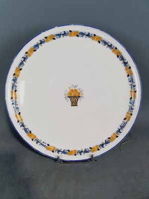 une image représentant une assiette sur laquelle figure une abeille