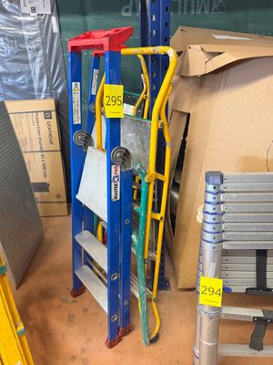 une pile de cartons et une échelle dans un entrepôt