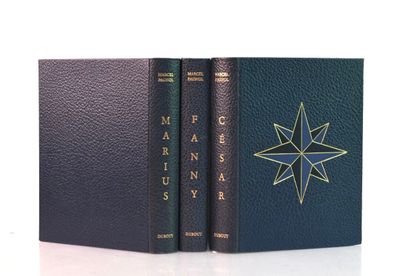 les deux livres sont posés côte à côte sur une surface blanche