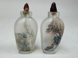 deux vases en verre ornés de peintures asiatiques