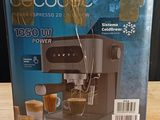 La boîte de la machine à café est posée sur la table.