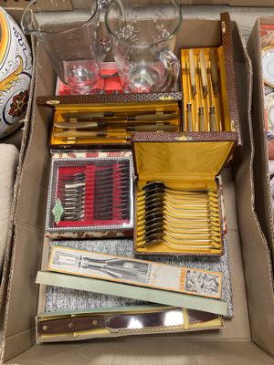 une boîte remplie d'objets posés sur une table