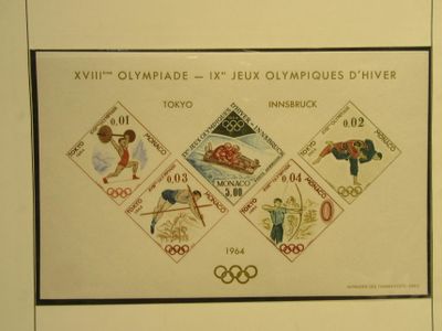 une photo représentant une image des Jeux Olympiques accrochée au mur