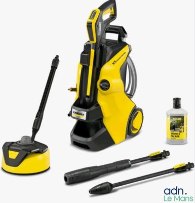 un gros plan sur un produit de nettoyage jaune et noir et des produits d'entretien