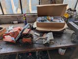 une boîte à outils posée sur un établi dans un garage