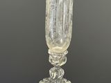 une photo d'un vase en verre transparent posé sur une table