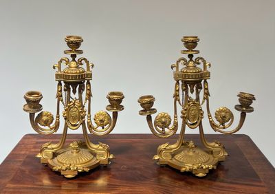 Jolie paire de candélabres En bronze ciselé doré A trois feu…