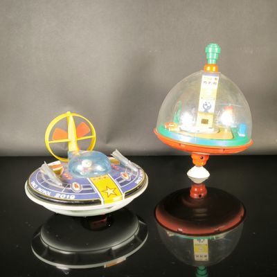 deux jouets posés sur une table noire