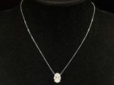 un collier pour femme autour du cou d'un mannequin, orné d'un diamant