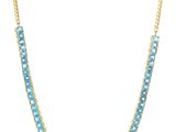 un collier en or avec des perles bleues et une chaîne en or