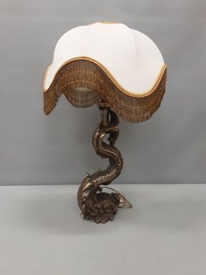 Lampe avec piètement en bronze en forme de triton.