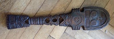 un gros plan d'un objet en bois posé sur un parquet