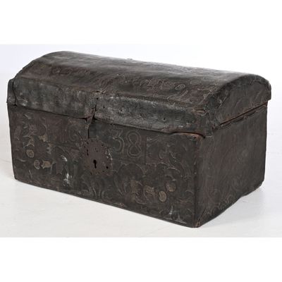une vieille malle en bois avec un couvercle, posée sur une surface blanche