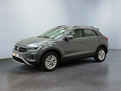un SUV Volkswagen gris garé dans une grande pièce