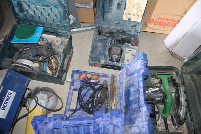Lots d’outillage électroportatif : scie vibrante sur batterie BOS...