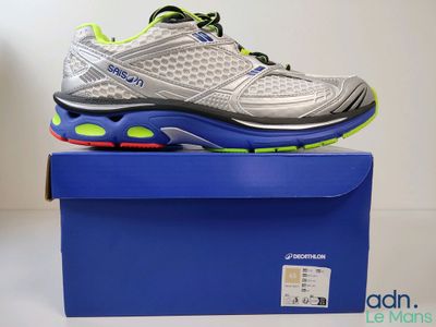 gros plan sur une paire de chaussures posée sur une boîte