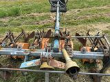 un tracteur équipé d'une charrue, dans l'herbe