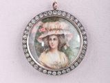 un gros plan sur un collier orné de la photo d'une femme portant un chapeau
