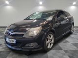 une photo d'une Opel noire garée dans un garage