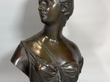 buste en bronze représentant une femme en robe, coiffée d'une couronne