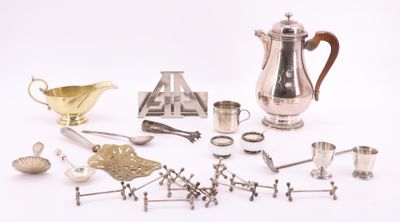 beaucoup d'objets en argent posés sur une table