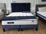 un lit recouvert d'un couvre-lit rayé bleu et blanc dans une chambre