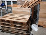 une pile de palettes en bois posée dans une pièce